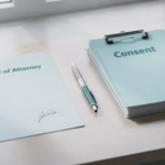 Power of Attorney와 Consent 제목이 적힌 두 서류가 나란히 놓인 모습으로 공증 방식 차이를 나타내는 이미지